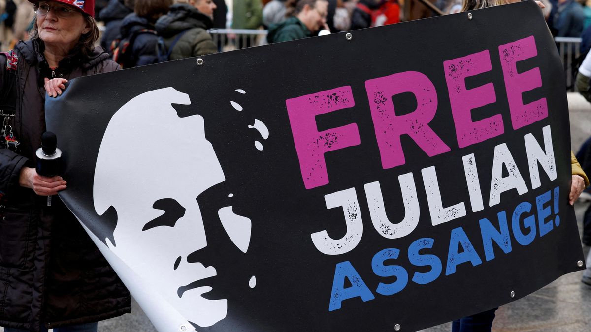 Zvažujeme stažení obvinění proti Assangeovi, řekl Biden